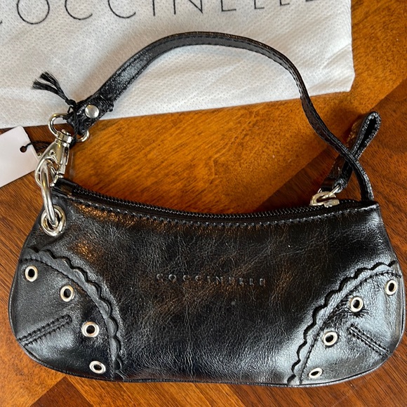 VINTAGE NEVER WORN (WITH TAGS) COCCINELLE BLACK LEATHER WRISTLET - Picture 2 of 8